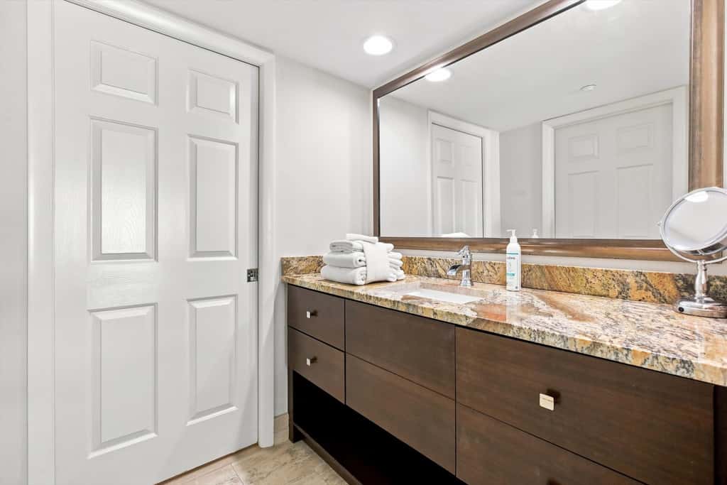 Beachfront Bliss, Cozy Condo with Patio, Pool & Stunning Views!