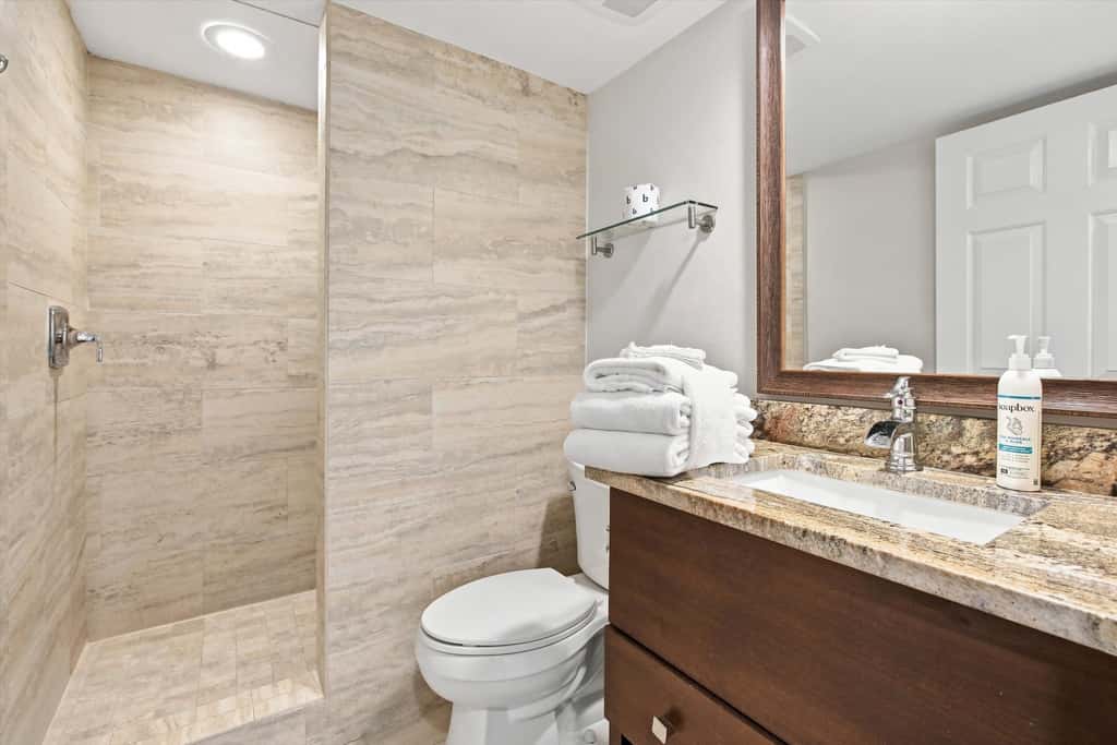 Beachfront Bliss, Cozy Condo with Patio, Pool & Stunning Views!