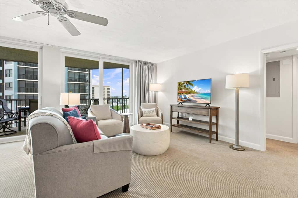 Beachfront Bliss, Cozy Condo with Patio, Pool & Stunning Views!