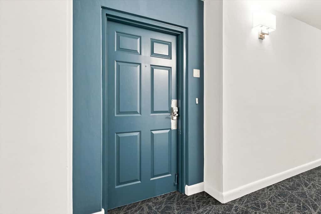 Beachfront Bliss, Cozy Condo with Patio, Pool & Stunning Views!