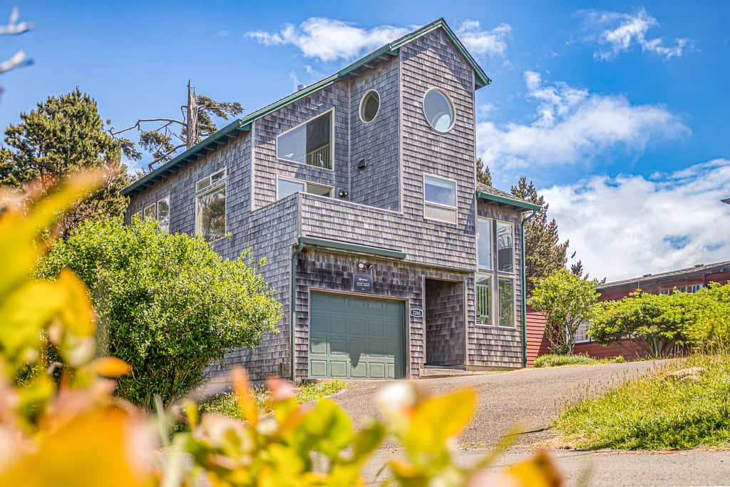 Panoramic Ocean Views & Cozy Coastal Escape