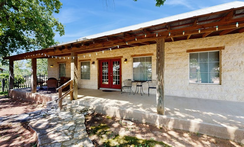 Dog-friendly cottage on HWY 290 Wine Trail