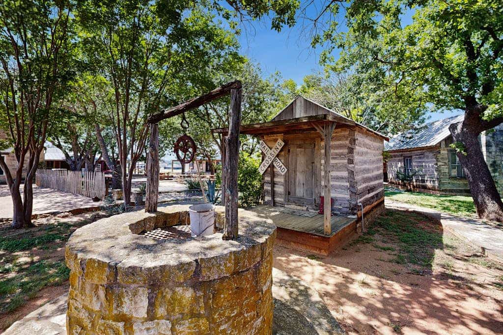 Dog-friendly cottage on HWY 290 Wine Trail