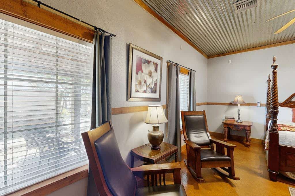 Dog-friendly cottage on HWY 290 Wine Trail