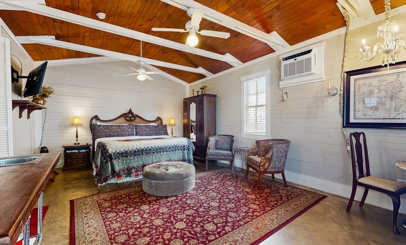 Romantic studio suite with a jetted tub & old-world comfort