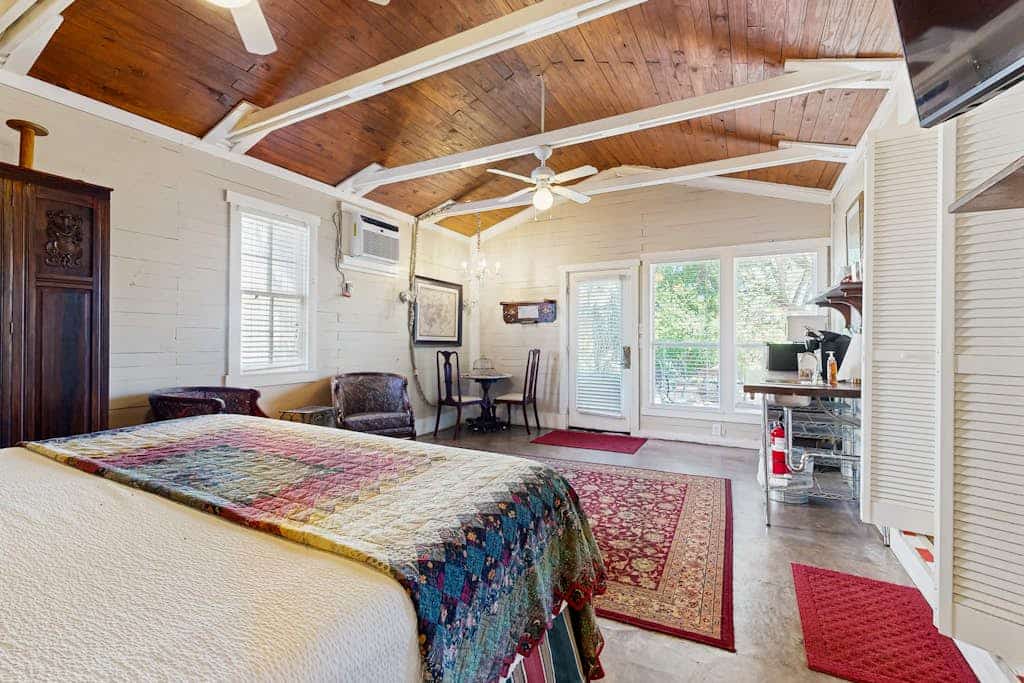 Romantic studio suite with a jetted tub & old-world comfort