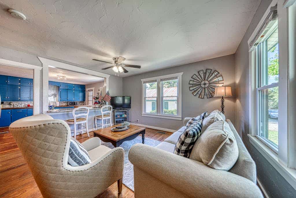 Dog-friendly home w/ pergola, free WiFi & full kitchen