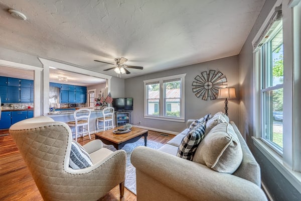 Dog-friendly home w/ pergola, free WiFi & full kitchen