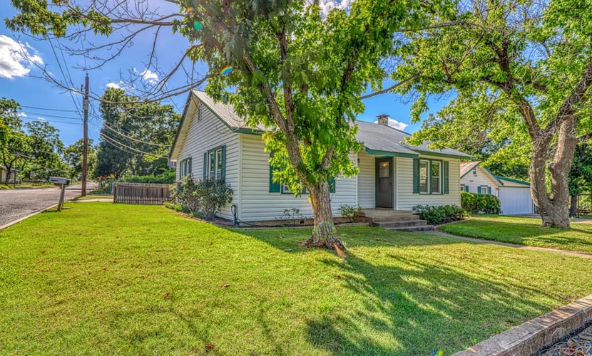 Dog-friendly home w/ pergola, free WiFi & full kitchen