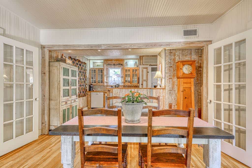 Historic, farmhouse with lush covered patio - near wineries & Main St.