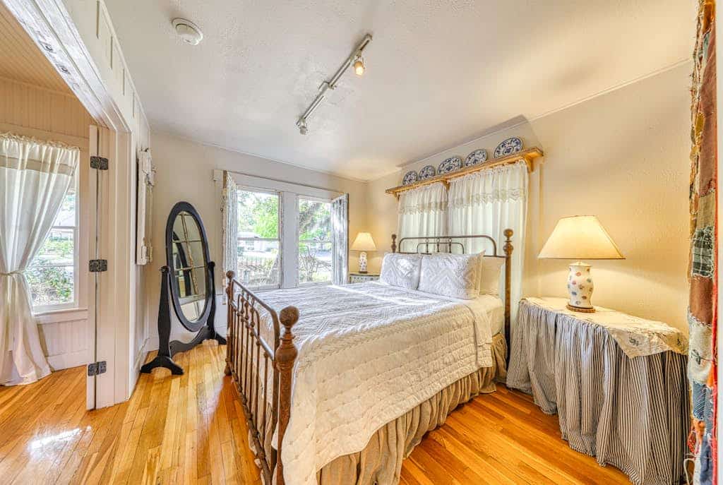 Historic, farmhouse with lush covered patio - near wineries & Main St.