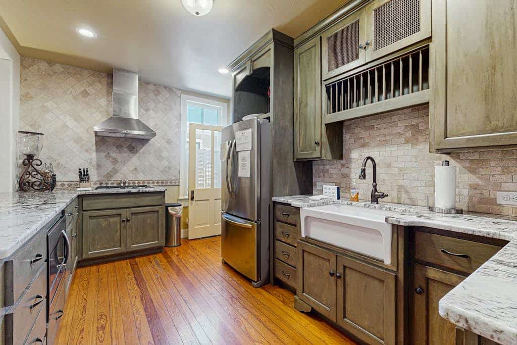 Peaceful home right near downtown - walk everywhere, 2 dogs welcome