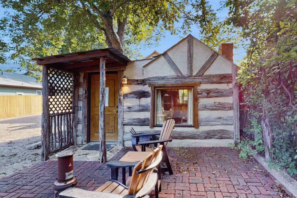 Romantic cabin with a patio - walk to restaurants, tasting rooms & more