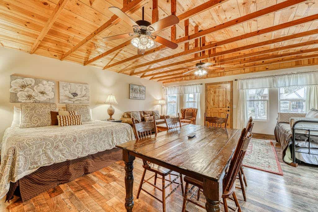 Adorable studio cabin with covered porch, near Main Street, 2 dogs OK