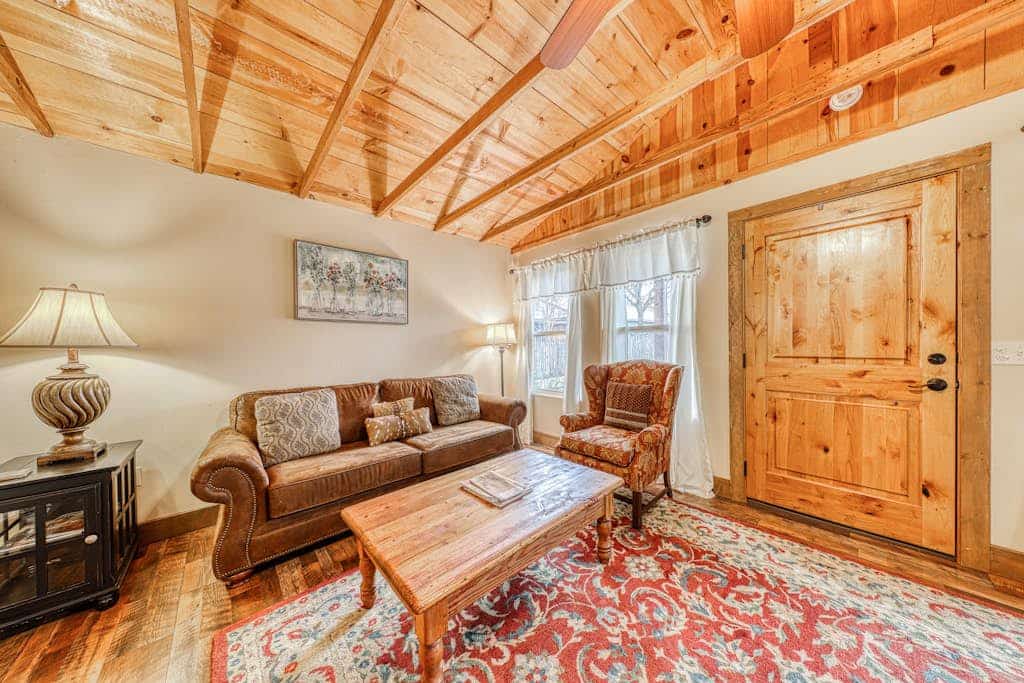 Adorable studio cabin with covered porch, near Main Street, 2 dogs OK