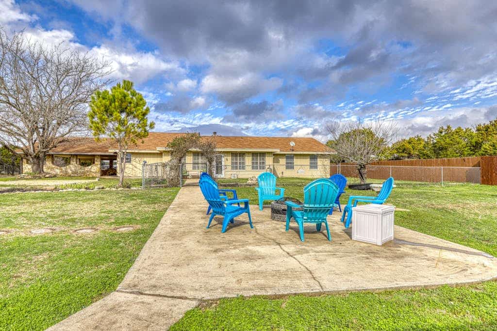 Peaceful riverfront home with enclosed yard - walk to the river