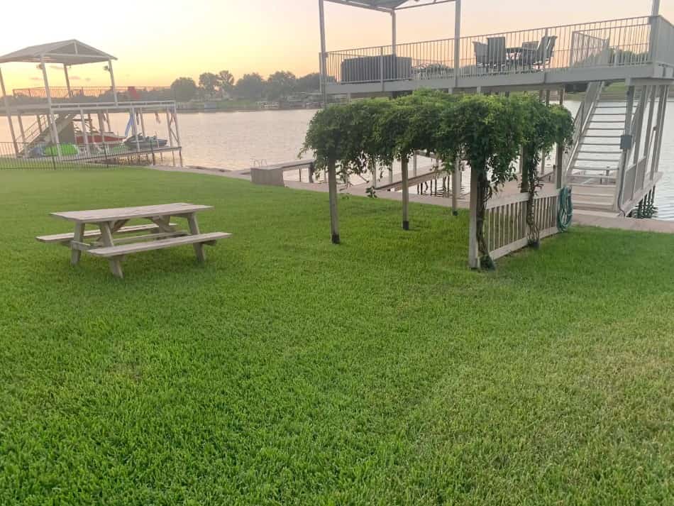 Spacious lakefront home w/ water views, WiFi & private washer/dryer