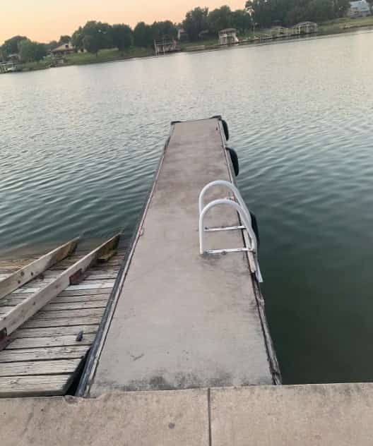 Spacious lakefront home w/ water views, WiFi & private washer/dryer