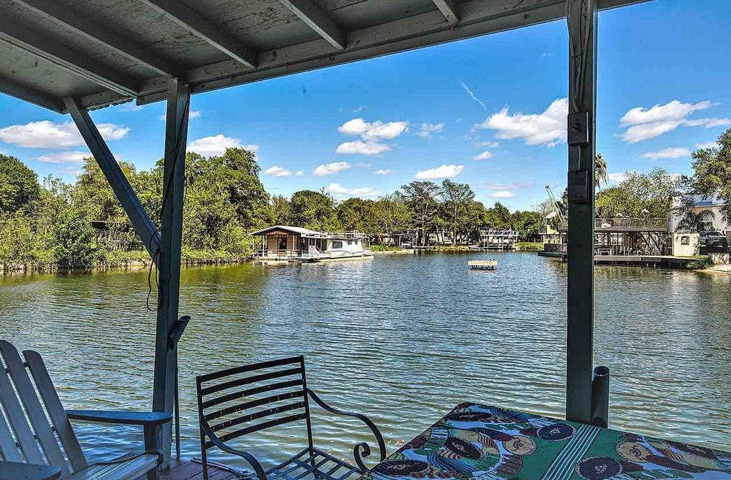 Lakefront home on water with great views, boat dock, al fresco dining, and WiFi