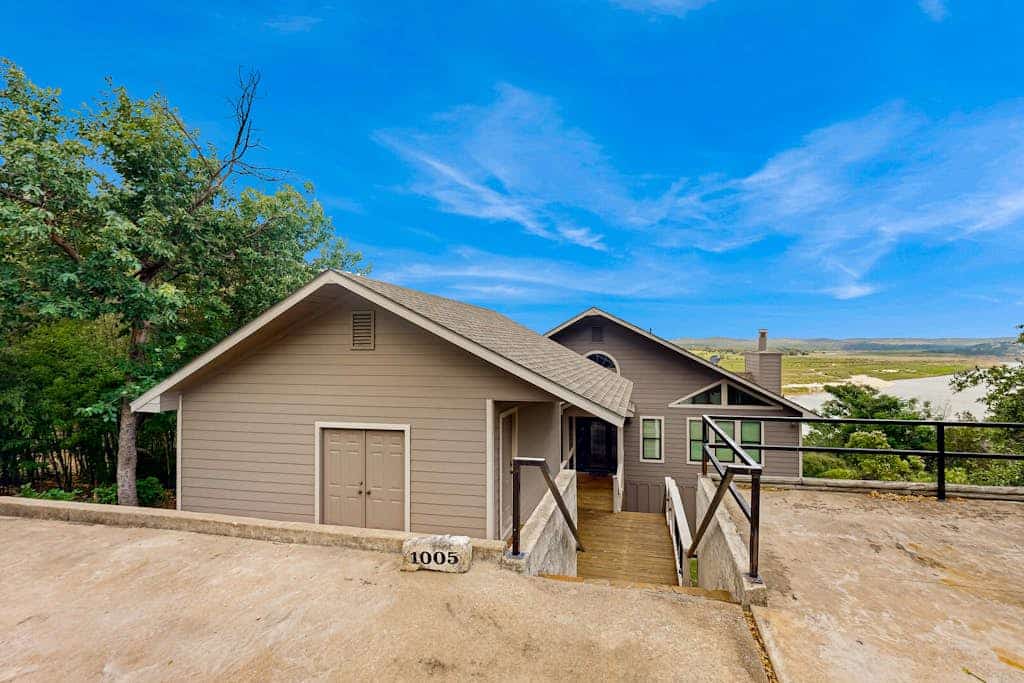 Spacious lakefront hideaway with decks, grill, billiards, tennis & pool