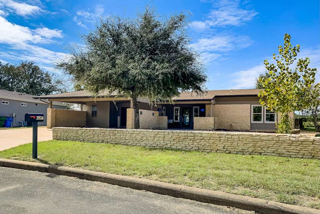 Peaceful mid-century escape with screened porch & lake access