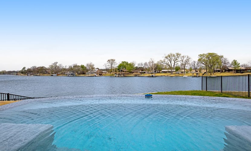 Lakefront house w/pool, kayaks, ping-pong, gas grill, & paddle boards