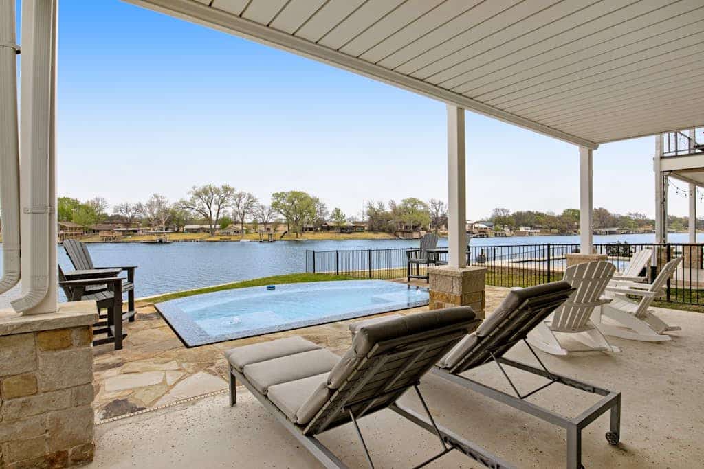 Lakefront house w/pool, kayaks, ping-pong, gas grill, & paddle boards