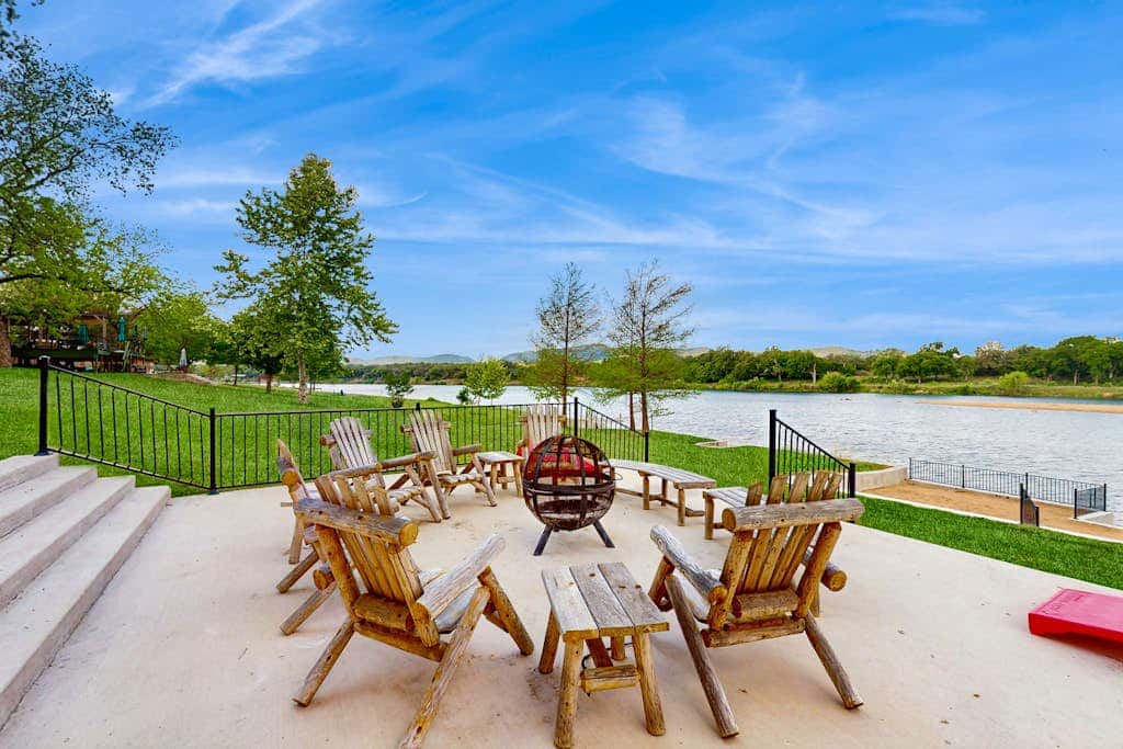 Lakefront Lodge
