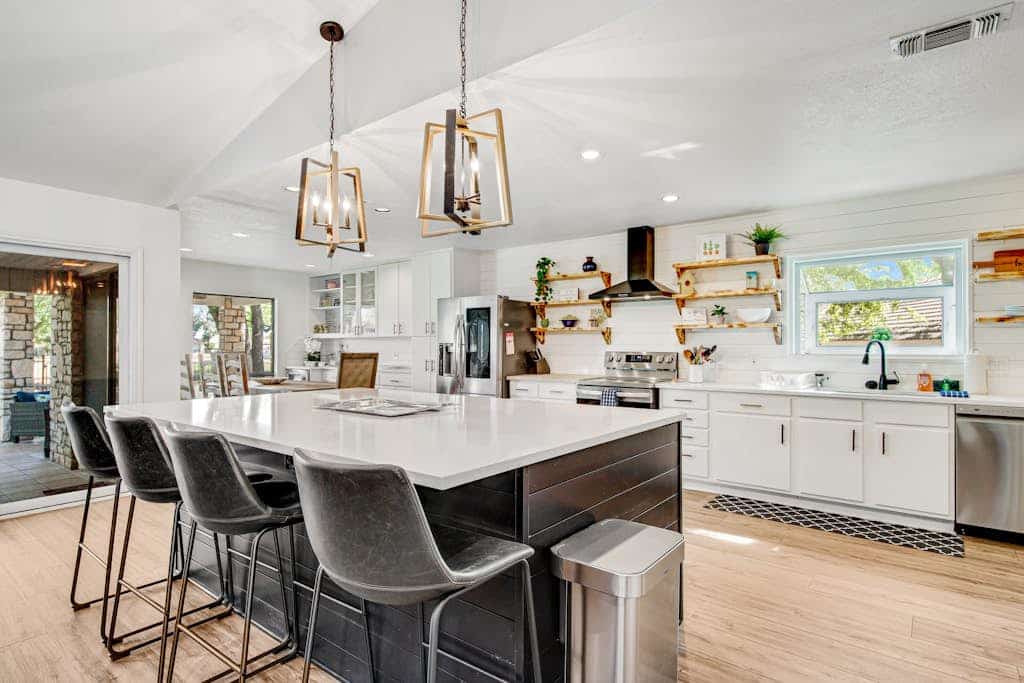 Spacious & elegant 4BR haven with huge yard, golf course view
