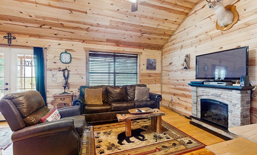 Dog-friendly gem on 11 acres w/valley views, deck, gas grill, fireplace