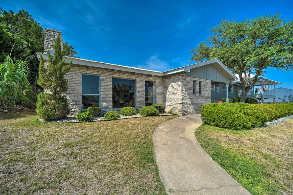 Snowbird-friendly house with game room, full kitchen, balcony, & W/D