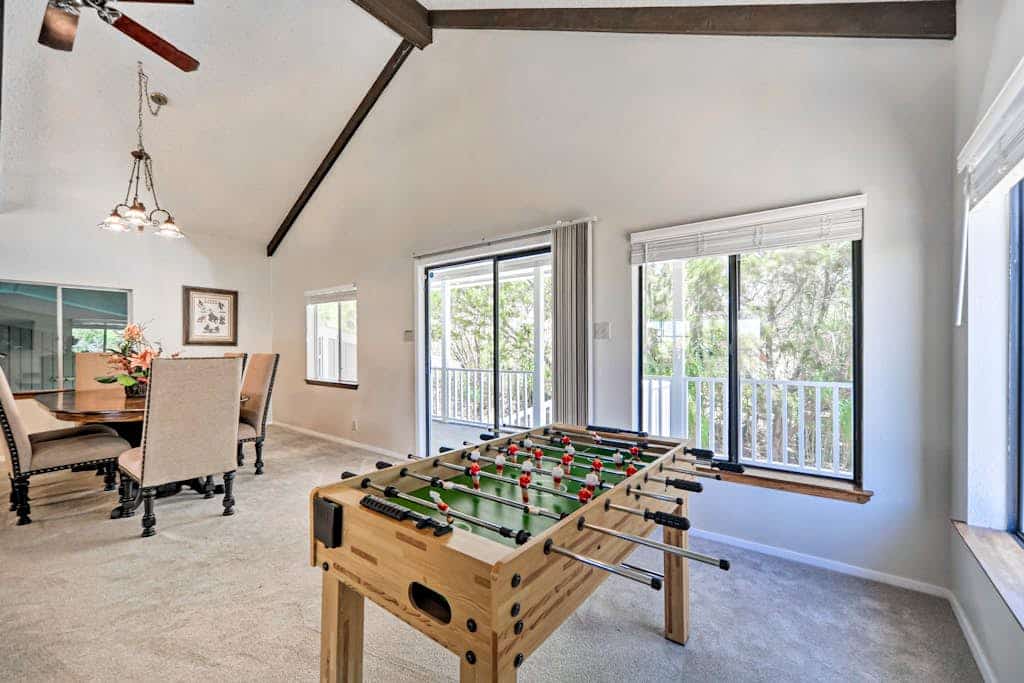 Snowbird-friendly house with game room, full kitchen, balcony, & W/D