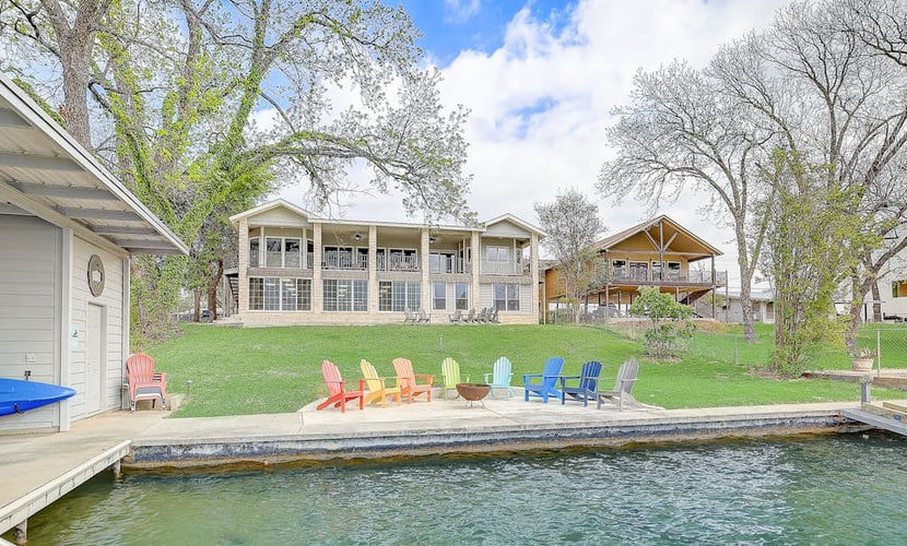 Lakeside, dog-friendly living with kayaks, boat ramp, pool table & Ping-Pong
