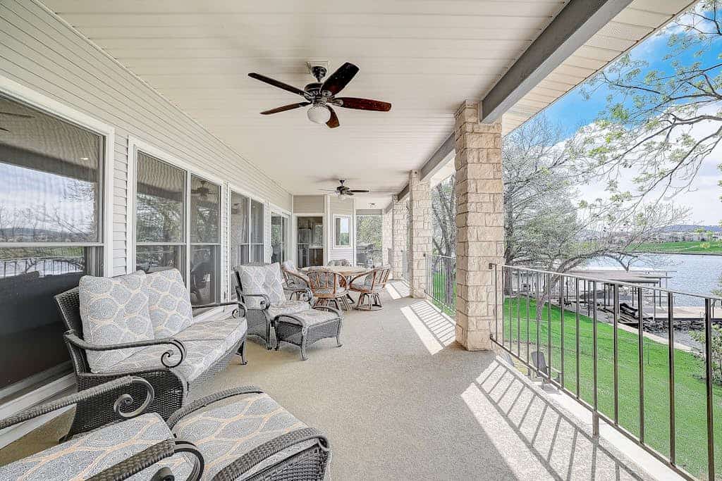 Lakeside, dog-friendly living with kayaks, boat ramp, pool table & Ping-Pong