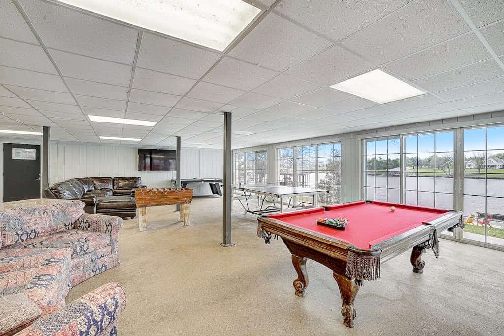 Lakeside, dog-friendly living with kayaks, boat ramp, pool table & Ping-Pong