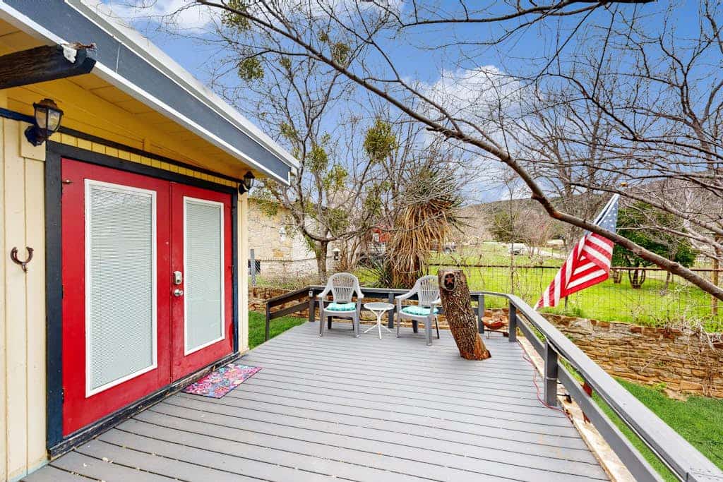 Cozy dog-friendly house near water with enclosed yard, grill, & equipped kitchen