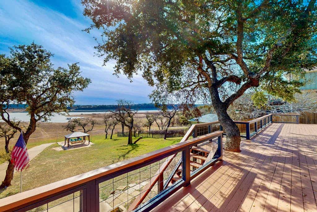 Waterfront home w/open layout kitchen, lg deck, W/D, Private dock with kayaks,