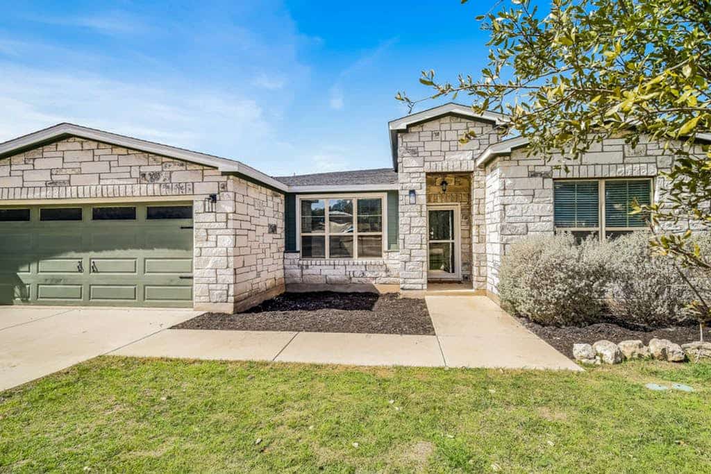 Cozy Lago Vista home with Private Pool table, mile from the stunning Lake Travis