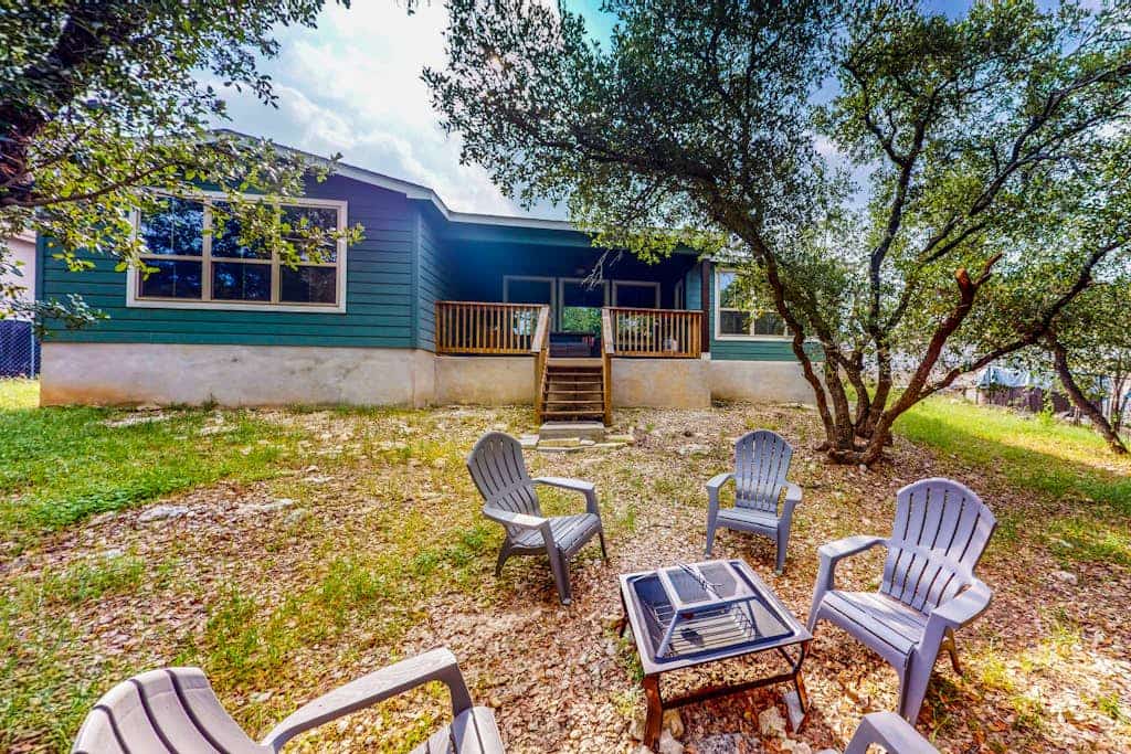 Cozy Lago Vista home with Private Pool table, mile from the stunning Lake Travis