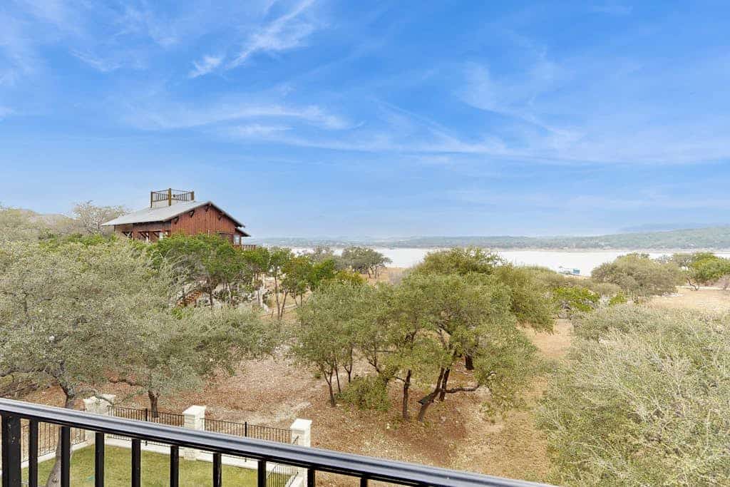 Spacious house w/ping-pong and pool table, balcony with water and sunset view