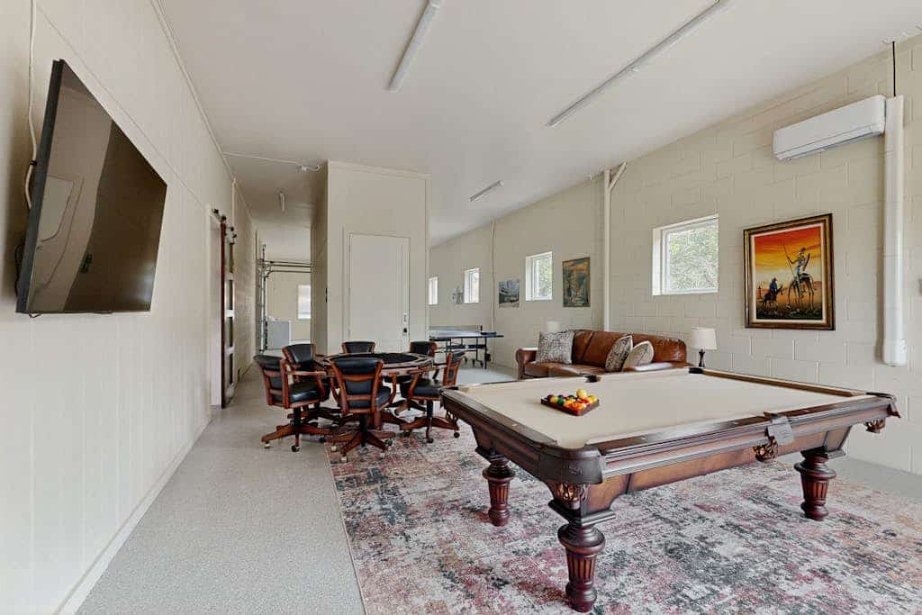 Spacious house w/ping-pong and pool table, balcony with water and sunset view