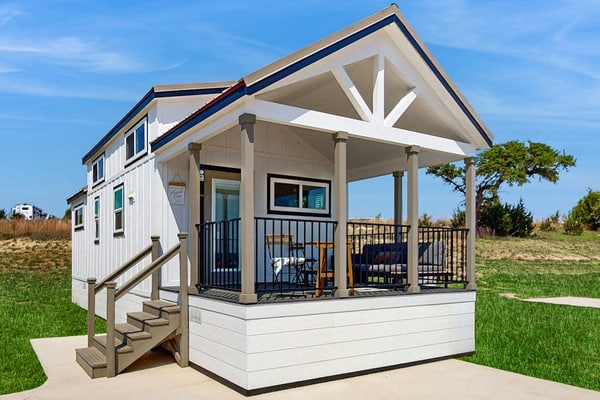 Modern tiny home with loft, kitchen, cozy patio and shared pools, great location