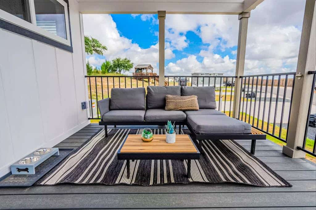 Modern tiny home with loft, kitchen, cozy patio and shared pools, great location
