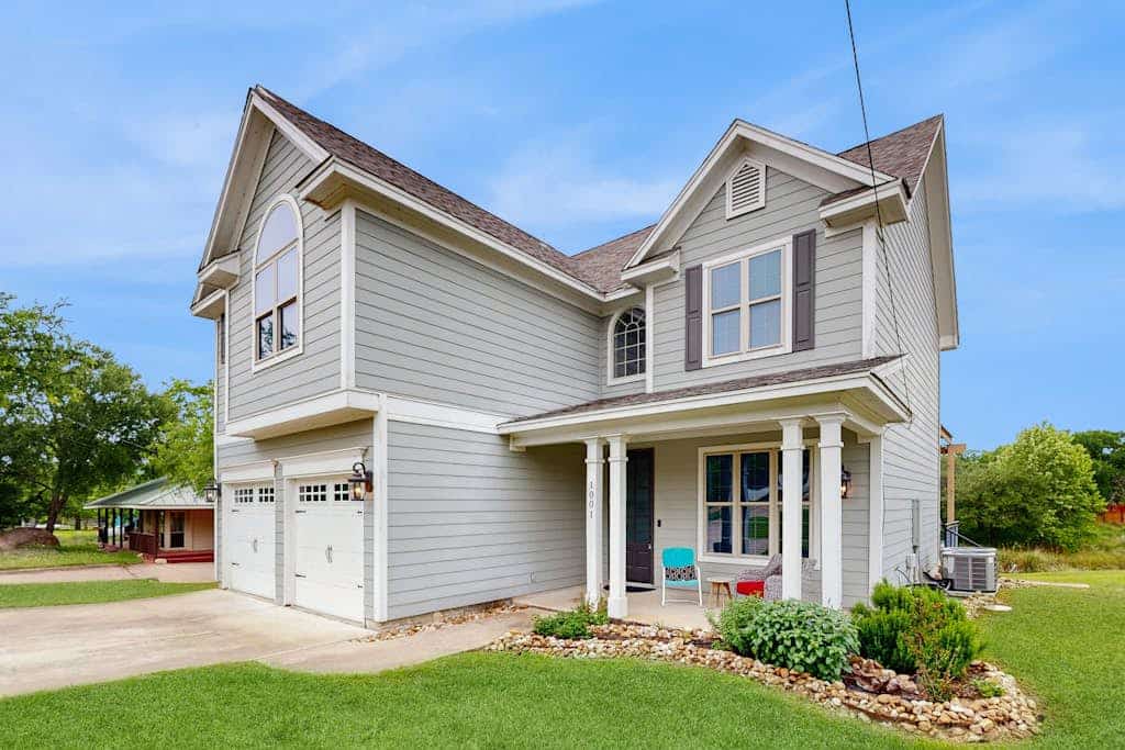 Two-story family-friendly house with big patio, BBQ, fire pit and water view