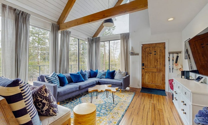 Dog-OK, updated home with WiFi, Sauna, game room - close to lakes & hiking