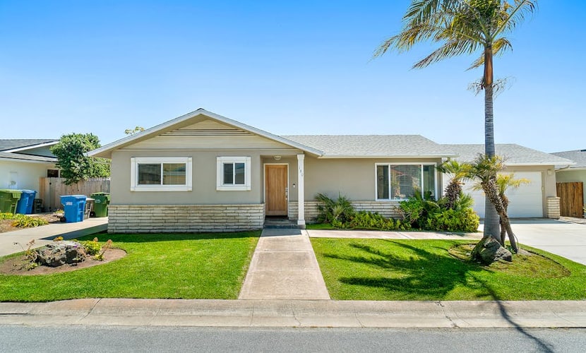 Charming Beachside Bungalow w/ Light & Airy D