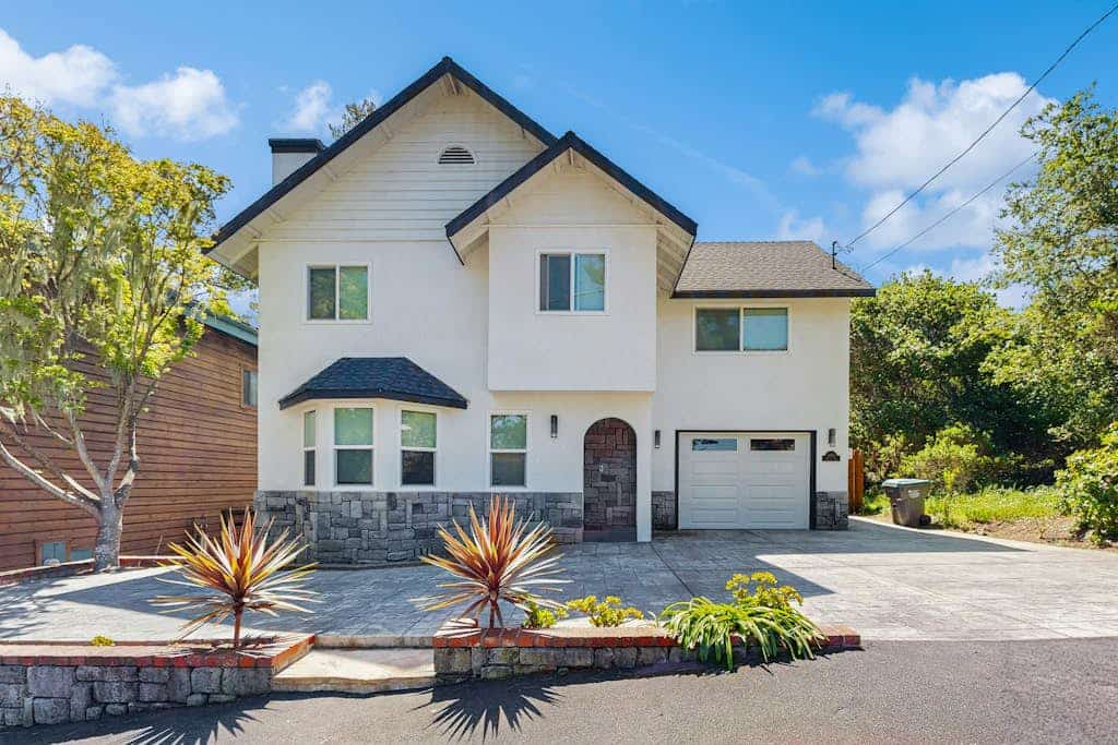 Two-story home w/enclosed yard, patio, gas fireplace, washer/dryer, & fast WiFi