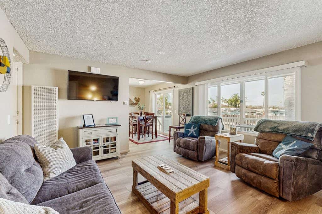 Terrific home close to the beach, restaurants, parks, and activities w/free WiFi