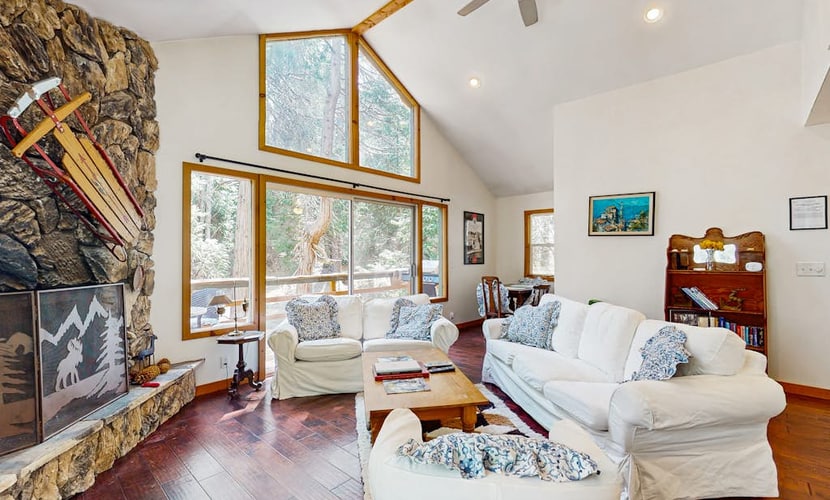 Fantastic & private lake retreat with spacious deck - perfect location near town