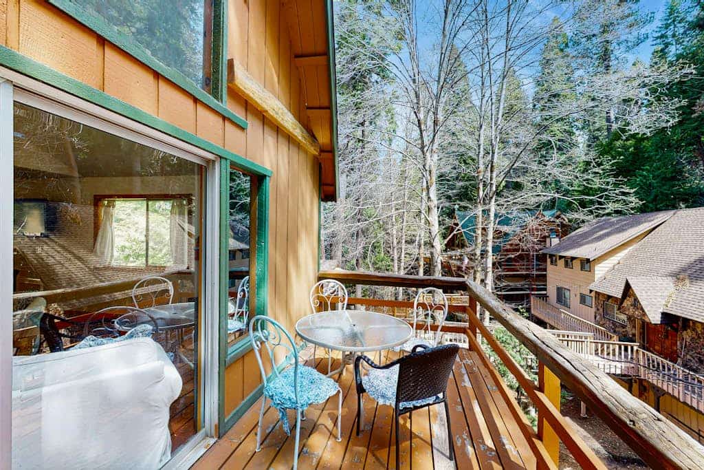 Fantastic & private lake retreat with spacious deck - perfect location near town